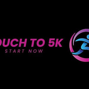 以下が含まれることがあります： 黒い背景に、ピンクと紫のグラデーションテキストで「COUCH TO 5K」と、その下に小さな白いテキストで「START NOW」と書かれています。 青と紫のランニングフィギュアが円形のデザインの中にあります。