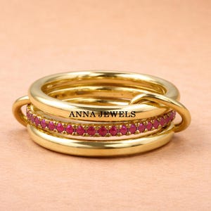 Juego de tres anillos conectores de plata esterlina con banda de rubí en baño de oro de 14k.