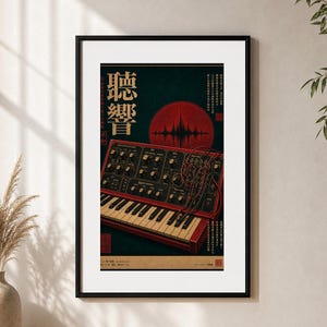 Puede incluir: Un póster enmarcado que muestra un sintetizador analógico rojo y negro con teclado, perillas y cables de conexión. Sobre el sintetizador hay un gráfico circular rojo con una onda sonora y texto en japonés sobre un fondo verde oscuro.