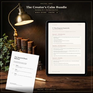 Puede incluir: Una tableta digital que muestra un documento titulado V. Three Response Frameworks junto a una página impresa titulada The Second Brain Method. La escena incluye una lámpara de escritorio de latón, libros antiguos y un bolígrafo dorado.