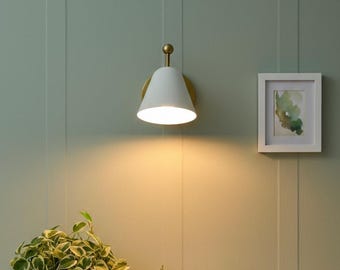 Aplique de pared moderno de latón, minimalista, con opción de enchufe o cableado directo – Iluminación de dormitorio de estilo mediados de siglo – Lámpara de pared decorativa con pantalla cónica ajustable