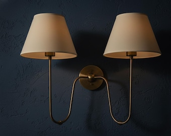 Aplique de pared doble moderno de latón con pantallas blancas, lámpara de inspiración vintage con cableado para dormitorio, pasillo y sala de estar.