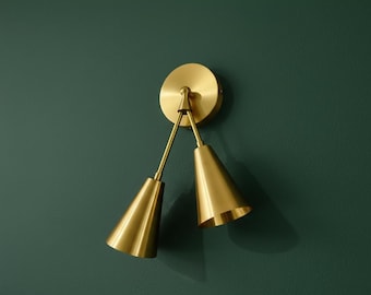 Aplique de pared de doble cono de latón moderno de mediados de siglo con brazo ajustable, iluminación contemporánea para dormitorio o pasillo, lámpara de lado de doble cono