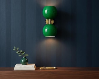 Aplique de pared verde esmeralda de estilo moderno de mediados de siglo / Lámpara de pared con doble globo de cristal / Lámpara de latón de inspiración vintage para entrada o baño