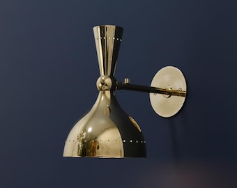 Aplique de pared de latón de estilo moderno de mediados de siglo con doble pantalla ajustable. Lámpara de pared de estilo vintage para pasillo, dormitorio o sala de estar.