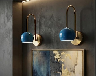 Apliques de pared de latón modernos de mediados de siglo, iluminación retro hecha a mano con pantallas de acento azul, lámparas de pared de estilo vintage para sala de estar o dormitorio.
