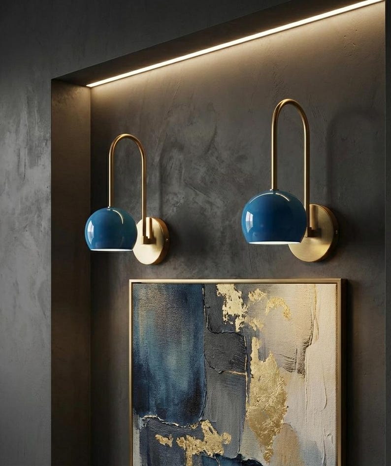 Apliques de pared de latón modernos de mediados de siglo, iluminación retro hecha a mano con pantallas de acento azul, lámparas de pared de estilo vintage para sala de estar o dormitorio.