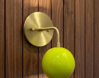Nowoczesna mosiężna lampa ścienna, oświetlenie inspirowane stylem Mid Century, minimalistyczna lampa ścienna, współczesny wystrój domu, lampa przy łóżku lub w korytarzu
