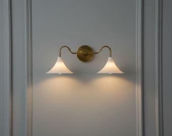 Lámpara de tocador moderna de mediados de siglo, aplique de pared doble de latón con pantallas, iluminación de tocador de baño, luz de pared de doble brazo, luz de espejo