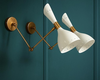 Aplique de pared doble de estilo moderno de mediados de siglo / Lámpara de brazo articulado de latón / Lámpara de pared con pantalla cónica blanca ajustable para dormitorio, sala de estar y pasillo