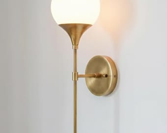 Aplique de pared moderno de latón con pantalla esférica, lámpara de pared minimalista dorada de mediados de siglo para dormitorio, pasillo o sala de estar.