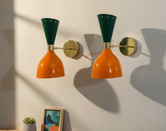 Aplique de pared moderno de mediados de siglo, lámpara de metal bicolor, estilo vintage, de latón / Iluminación retro para dormitorio / Decoración minimalista para el hogar