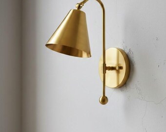 Aplique de pared de cono de latón con brazo ajustable al lado de las lámparas Lámpara de pared de latón Lámpara de tocador Lámpara moderna italiana para dormitorio Aplique minimalista