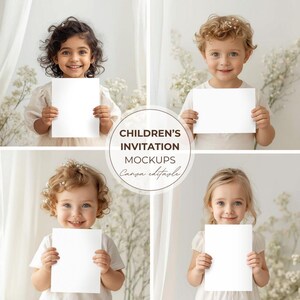 Puede incluir: Cuatro niños sosteniendo tarjetas blancas en blanco, perfectas para maquetas de invitaciones. La imagen incluye el texto "CHILDREN'S INVITATION MOCKUPS Canva editable" en un diseño circular. Los niños sonríen, con acentos florales blancos.
