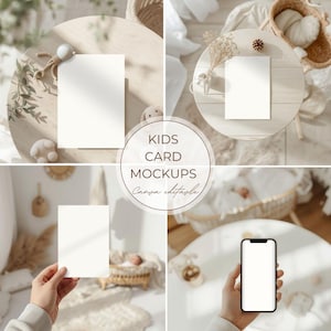 Puede incluir: Imagen compuesta que presenta cuatro maquetas diferentes para tarjetas infantiles. Cada escena incluye una tarjeta blanca en blanco sobre una superficie de tonos neutros, con elementos decorativos como juguetes y plantas secas. El texto "KIDS CARD MOCKUPS Canva editable" está superpuesto.