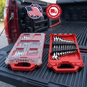 Puede incluir: Dos cajas de herramientas rojas Milwaukee Packout con tapas transparentes y asas negras. Una contiene varias herramientas, la otra un juego de llaves. La imagen también muestra una pegatina "Made in USA" y un logotipo de "Fast Shipping".