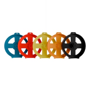 Könnte beinhalten: Fünf farbenfrohe, kreisförmige Kunststoffobjekte in einer Reihe. Die Objekte sind türkis, rot, gelb, orange und schwarz. Jedes hat ein kreuzförmiges Design in der Mitte und eine kleine Schlaufe oben.