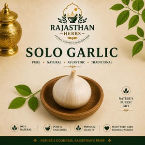 Pode incluir: Um único bulbo de alho numa tigela de madeira, com folhas verdes e o texto "SOLO GARLIC". A imagem também inclui o texto "RAJASTHAN - HERBS - NATURE'S GOODNESS, RAJASTHAN'S PRIDE". O texto adicional inclui "PURE, NATURAL, AYURVEDIC, TRADITIONAL".