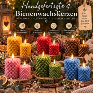 Könnte beinhalten: Eine Sammlung zylindrischer Bienenwachskerzen mit einer texturierten Noppenoberfläche in Gelb, Rot, Braun, Rosa, Grün und Blau. Jede Kerze brennt mit einer Flamme. Der Text auf dem Bild lautet Handgefertigte Bienenwachskerzen.
