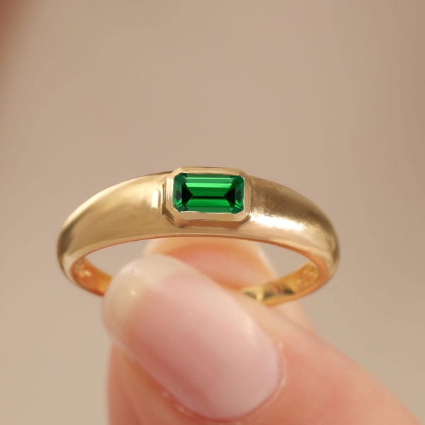 Anillo de sello con bisel de talla esmeralda en oro macizo de 14 quilates: banda abovedada con piedra natal de circonita cúbica.