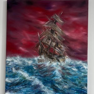 以下が含まれることがあります： 嵐の海を航海する帆船の油絵。この作品は、赤い色合いの劇的な空と、白い波頭のある荒れた海を特徴としています。船の帆が見え、全体的なテーマは航海です。