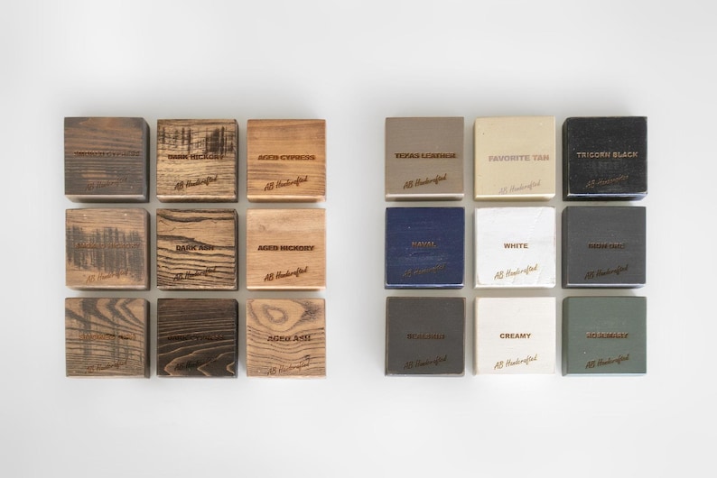 Puede incluir: Vista cenital de una cuadr&iacute;cula de peque&ntilde;os bloques cuadrados, algunos de madera y otros pintados. Los bloques muestran diferentes vetas de madera y colores, con etiquetas como "Texas Leather" y "Tricorn Black".