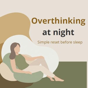 Könnte beinhalten: Illustration mit dem Text "Overthinking at night" und "Simple reset before sleep". Eine Person sitzt auf einem grünen und beigen Stuhl. Der Hintergrund zeigt abstrakte Formen in Beige und Olivgrün.