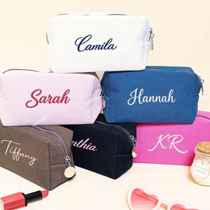 Neceser bordado, neceser de maquillaje personalizado con monograma, ideal como regalo de viaje para damas de honor.
