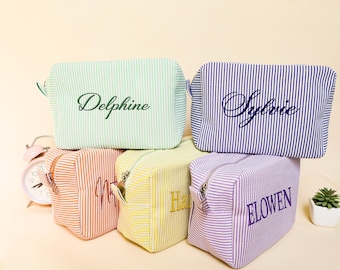 Benutzerdefinierte Make-up-Tasche, Seersucker Kulturtasche, personalisierte erste Brautjungfer Geschenk, Reisegeschenk