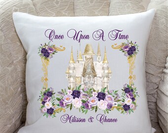 Housse de coussin personnalisée violette et dorée en satin | Bon pour les cheveux | Housse de taie d'oreiller, cadeau souvenir pour elle n° 0825-1 Château royal