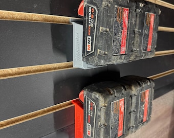 Milwaukee M18 Slatwall-batterihållare
