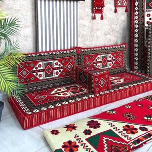 Turkse vloer zitset, oosterse hoekkussens, lage bank, boho woonkamerdecoratie