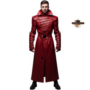 Könnte beinhalten: Ein langer, roter Ledermantel mit hohem Kragen, Gürtel und dekorativen Nähten. Der Mantel hat strukturierte Schultern und Ärmel und wird mit schwarzen Stiefeln getragen. Der Text "LEATHERDESIGNSPK" ist enthalten.