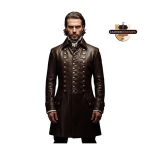 Puede incluir: Un abrigo de cuero marrón oscuro con un diseño cruzado y botones dorados. El abrigo es largo y tiene un cuello alto. La imagen incluye el logotipo "LEATHERDESIGNSPK".