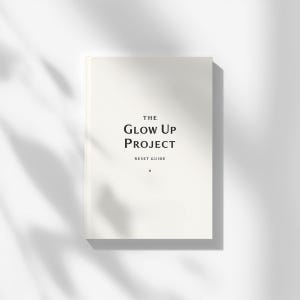 Könnte beinhalten: Ein weißes Hardcover-Buch mit dem Titel "The Glow Up Project" und dem Untertitel "Reset Guide" in schwarzer Schrift. Das Buch liegt auf einer weißen Oberfläche mit Schatten.
