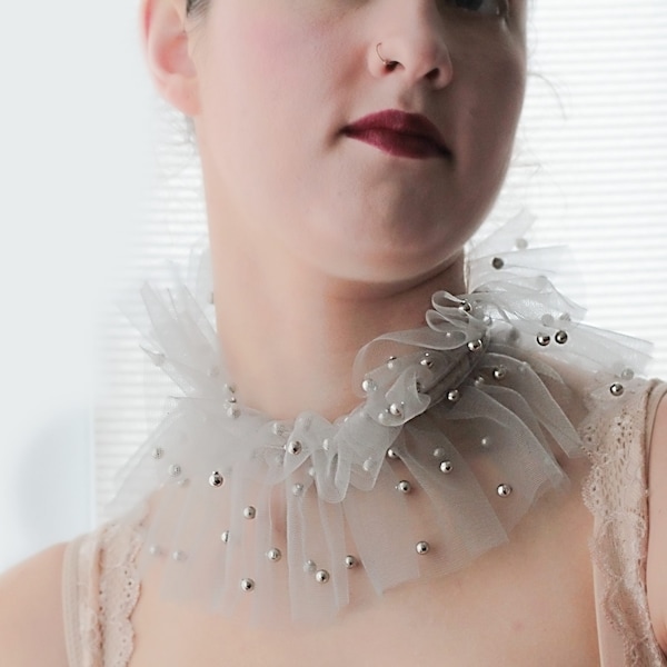 Cuello de tul con volantes: disfraz de boda, burlesque o circo