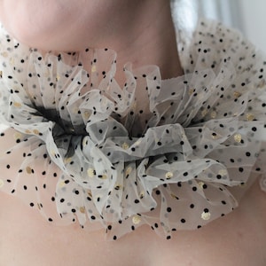 Cuello de tul con volantes hecho a mano: lunares beige, tul negro, cinta de terciopelo.
