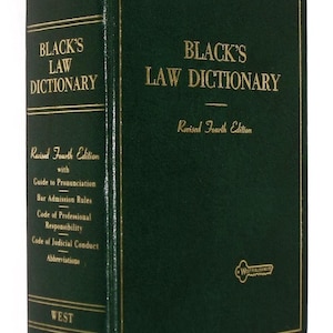 Puede incluir: Un libro de tapa dura verde oscuro titulado "Black's Law Dictionary" con letras doradas. El libro es una cuarta edición revisada e incluye una guía de pronunciación, reglas de admisión al colegio de abogados y otra información legal. El logotipo de West Publishing es visible.