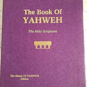 Pode incluir: Um livro roxo com o título "The Book Of YAHWEH" em letras douradas. O texto "The Holy Scriptures" está abaixo do título, e um gráfico dourado de uma estrutura arqueada está centralizado. A parte inferior diz "The House Of YAHWEH Edition."