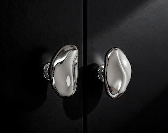 Polierter silberner Möbelknopf, moderner minimalistischer Schubladengriff