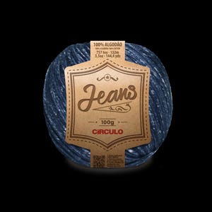 Może przedstawiać: Kłębek niebieskiej przędzy dżinsowej z brązową etykietą. Na etykiecie napis "Jeans" i "100g" z marką "CIRCULO". Przędza jest w 100% bawełniana i mierzy 100g i 132m.