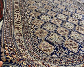 Features an all-over lattice 10.8x8.3 ft(interlocking diamond) pattern.
