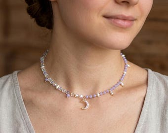 Gargantilla de cristal con perla violeta y colgante de luna