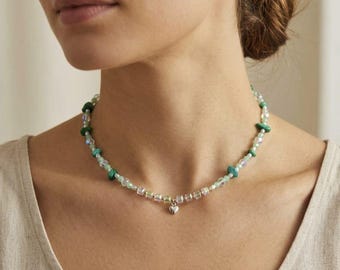 Gargantilla verde con cuentas, collar con dije de corazón y perla, joyería minimalista delicada.