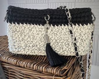 Bolso de hombro de noche tejido a crochet en color negro y crema.