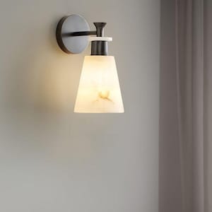 Puede incluir: Aplique de pared moderno con acabado met&aacute;lico oscuro y pantalla c&oacute;nica blanquecina. La pantalla tiene un aspecto veteado y la luz es c&aacute;lida. El aplique est&aacute; montado en una pared gris, dise&ntilde;o minimalista.