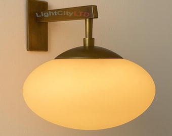 Wandkandelaar, messing en hout, moderne wandverlichtingsarmatuur, mat witte glazen bolkap