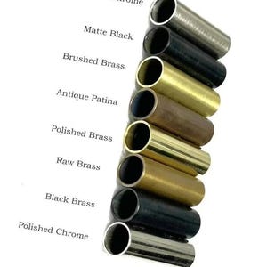 Puede incluir: Una colecci&oacute;n de tubos met&aacute;licos en varios acabados: Cromo cepillado, Negro mate, Lat&oacute;n cepillado, P&aacute;tina antigua, Lat&oacute;n pulido, Lat&oacute;n crudo, Lat&oacute;n negro y Cromo pulido. Los nombres de los acabados se muestran.