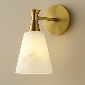 Puede incluir: Aplique de pared con acabado de lat&oacute;n y una pantalla blanca en forma de cono. La pantalla tiene un aspecto veteado. El aplique est&aacute; fijado a una base redonda de lat&oacute;n. Esta luminaria est&aacute; dise&ntilde;ada para iluminaci&oacute;n interior.