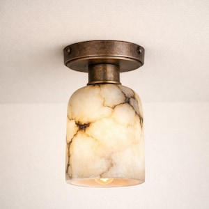 Puede incluir: Juego de tres tazas de cerámica color crema con esmalte moteado. Cada taza presenta un diseño floral pintado a mano en tonos azules, verdes y amarillos. Las tazas tienen una forma sencilla y moderna con un asa cómoda.